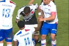 庫蒂尼奧九陰白骨爪擊倒對手，捂臉翻滾遭紅牌罰下