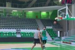 現(xiàn)在再來看看16歲的文班亞馬面對戈貝爾防守時的表現(xiàn)！