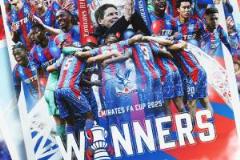 格拉斯納率隊(duì)6戰(zhàn)丟1球奪足總杯，巴薩曼城仍難擋其鋒芒