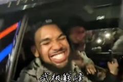 笑嘻了！唐斯坐車離開時被尼克斯球迷圍住歡呼