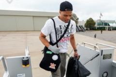 美媒曝光威少登機戴手套照 網(wǎng)友：關(guān)節(jié)炎手套！比賽要結(jié)束了