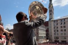 穆勒奪冠慶典受球迷歡呼，拜仁贊其為傳奇