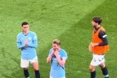 淚目！無緣足總杯冠軍，賽后德布勞內(nèi)做出笑容手勢安慰球迷！