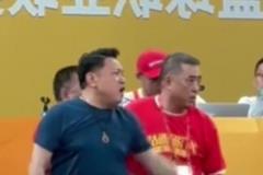 廣廈老板鬧技術(shù)臺(tái)，孫銘徽踢足球，球迷欺負(fù)北京男籃工作人員~