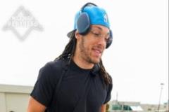 掘金官方曬登機(jī)照：腿筋拉傷的戈登仍隨隊(duì)出征