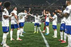 里昂傳奇！拉卡澤特告別戰(zhàn)雙響后被換下，列隊致敬送別