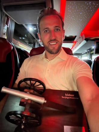 凱恩展示小鋼炮獎杯：連續(xù)兩年德甲金靴令我興奮，這次還斬獲冠軍