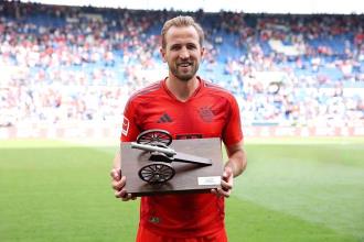 凱恩連續(xù)第二賽季獲德甲金靴，賽后領(lǐng)取“小鋼炮”獎(jiǎng)杯