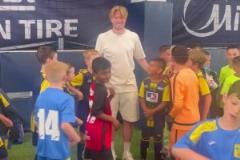 簡直就是媽媽！德布勞內(nèi)和曼城U8小朋友們合影！