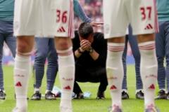 最后5輪狂丟10分痛失冠軍，36歲阿賈克斯少帥賽后淚灑現場