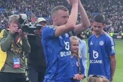 草根傳奇！38歲瓦爾迪迎來藍(lán)狐謝幕演出，賽后全隊列隊致敬