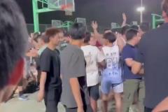 罰球命中率不滿40%的羅賓遜，開著巨大改裝皮卡招搖過市