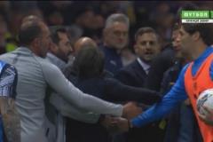 發(fā)生了什么？比賽第90分鐘孔蒂和齊沃雙雙被紅牌罰下！