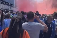 利物浦球迷成功復(fù)仇！古迪遜公園燃起紅色煙火