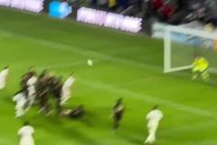 奪冠慶典！凱恩在奪冠這塊青澀的像個(gè)新兵蛋子