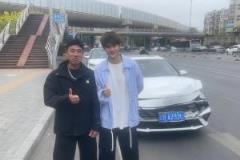 球迷撞車不忘與劉祝潤(rùn)合影：我是這么追星的，你們?cè)趺醋罚? style=