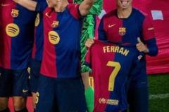 佩德里頒獎(jiǎng)時(shí)持費(fèi)蘭球衣，后者社交媒體轉(zhuǎn)發(fā)照片致謝兄弟