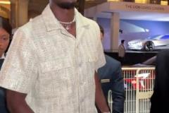 斑馬紋博格巴帶著女友出席時(shí)尚活動(dòng)，咋穿的像個(gè)靚仔~