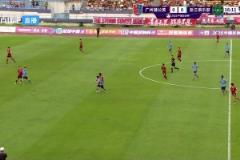 急得跳腳！王鈺棟身體對抗被判犯規(guī)，對著裁判比劃有點(diǎn)上頭