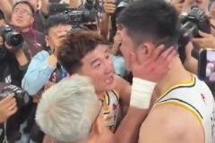 終于圓滿了！孫銘徽和隊(duì)友圍在一起 怒吼慶祝！隨后雙手抱著大秋