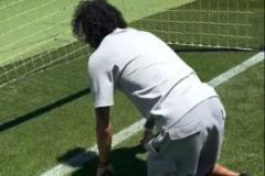 真男人拉菲尼亞巴薩主場跪行致謝，曾為利茲聯(lián)跪行道歉