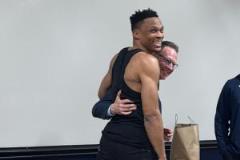 賽后雷霆GM普雷斯蒂與威少在更衣室前擁抱大笑交談甚歡