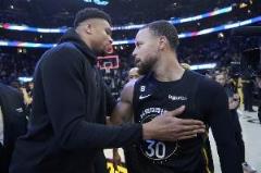 字母哥多次提及庫里，網(wǎng)友：你直接說想當他的隊友就行了