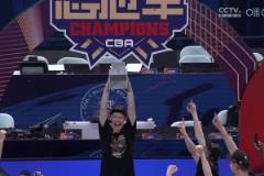 他值得！在隊(duì)友簇?fù)硐拢鹎锱跗鸸谲娭磷鸲群皯c祝！