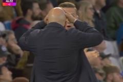 這都能進(jìn)？！索博斯洛伊禁區(qū)右側(cè)電梯球破門，場(chǎng)邊斯洛特捂頭震驚