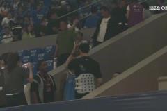 球迷實(shí)錘了！拉塞爾身穿曾凡博球衣來(lái)到G6現(xiàn)場(chǎng)與曾凡博互動(dòng)