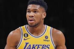 湖人自媒體求字母哥：救我！別成為第二個小卡！隨后被字母拉黑