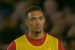 悲歡不相通！利物浦球迷贏球歡慶，阿諾德表情冷峻格格不入