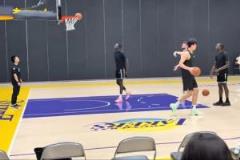 湖人隊別再不識好歹了，楊瀚森在湖人訓(xùn)練館踩場！