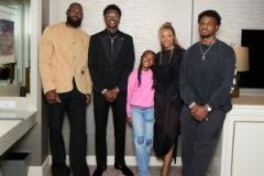 小兒子布萊斯穿盛裝出席高中畢業(yè)晚會 詹姆斯為他戴上手表?