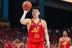 硬漢出戰(zhàn)！吳驍帶傷作戰(zhàn)22分鐘貢獻(xiàn)2分6板正負(fù)值+12