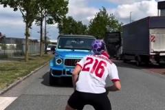 足球網(wǎng)紅沖出道路截停C羅，C羅不作計(jì)較反向?qū)Ψ劫?zèng)禮