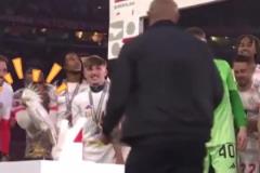 自從被拜仁從餐廳帶出來后，這只鸚鵡從此走上了鳥生巔峰