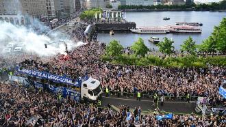 漢堡舉辦大型升級慶祝游行，四萬球迷齊聚現(xiàn)場