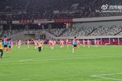 一座城市對足球的態(tài)度！蘇州東吳主場啦啦隊表演和草坪維護