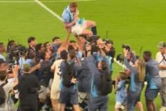 別給摔傷了德布勞內(nèi)正搭著妻子繞場時，被隊(duì)友攔截舉起