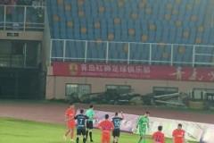 短短十秒內(nèi)發(fā)生了啥！實(shí)拍慢慢悠悠不拿球，隨后放倒對(duì)手染黃