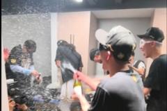 孫銘徽奪冠后在更衣室開香檳慶祝