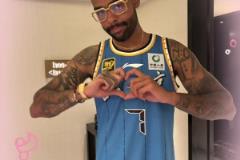 會(huì)來(lái)CBA嗎？拉塞爾身穿北京7號(hào)球衣比心中國(guó)球迷：我愛(ài)你??