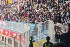 泰山進(jìn)球藏在主隊(duì)的間諜暴露了，紅獅球迷大喊：SB泰山！