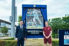 主場(chǎng)告別戰(zhàn)！曼城足球?qū)W院揭幕德布勞內(nèi)的馬賽克畫像