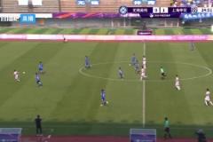 小伙子你撿到寶了，陪你一起踢球的女孩