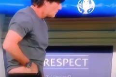 太搞了！外網(wǎng)網(wǎng)友惡搞：原來(lái)對(duì)手教練是被穆里尼奧“熏”暈了！