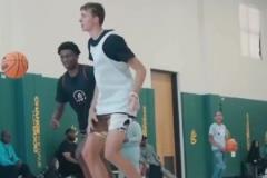 都是天賦怪?。‘?dāng)25年選秀前三球員同時出現(xiàn)在庫里的訓(xùn)練營！