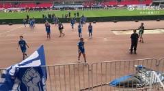 武漢女足謝場致謝球迷，球員舞旗慶晉級亞冠決賽