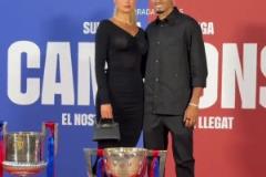 拉菲尼亞還要墊著腳和女友合影男人果然對(duì)身高是有執(zhí)著的